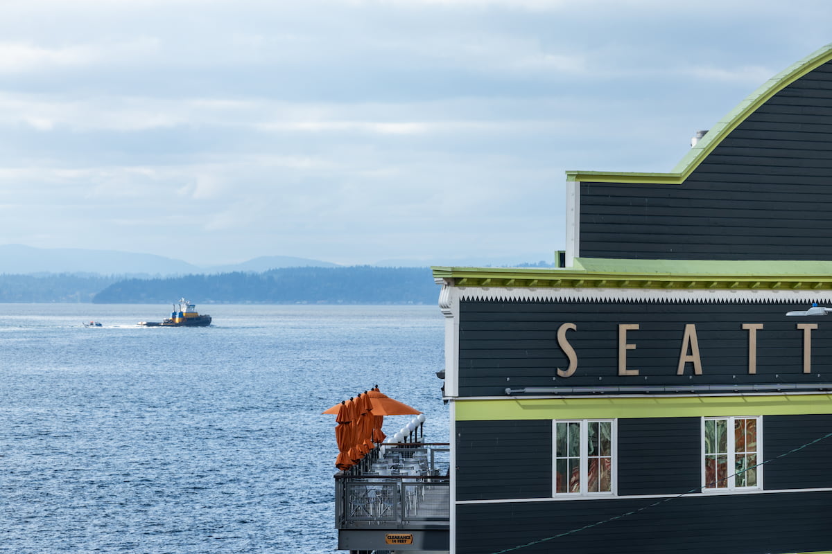 The outside deck on the second floor of the Seattle Aquarium.